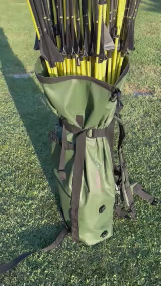 "Video a 360 gradi dello zaino multiuso MyGesp verde oliva, carico di paletti per recinzioni elettrificate. Riprese ravvicinate degli spallacci imbottiti, dei ganci di chiusura rinforzati e del logo MyGesp fence pack professional su un prato.